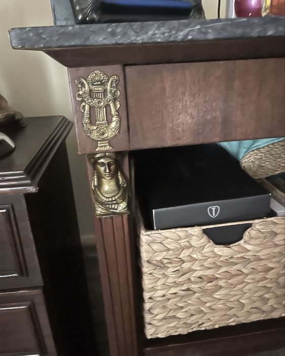Movel mogno com puxadores bronze