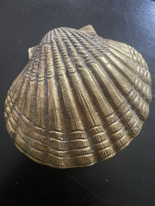 Concha decorativa em metal dourado