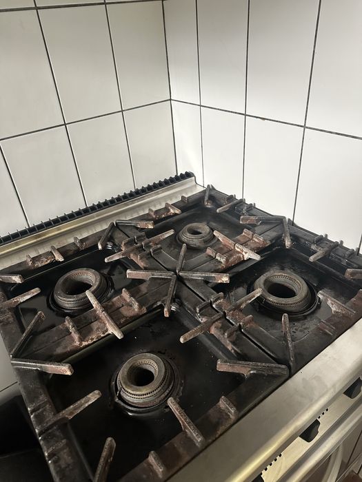 Fogão industrial com 4 bicos e forno  a gás