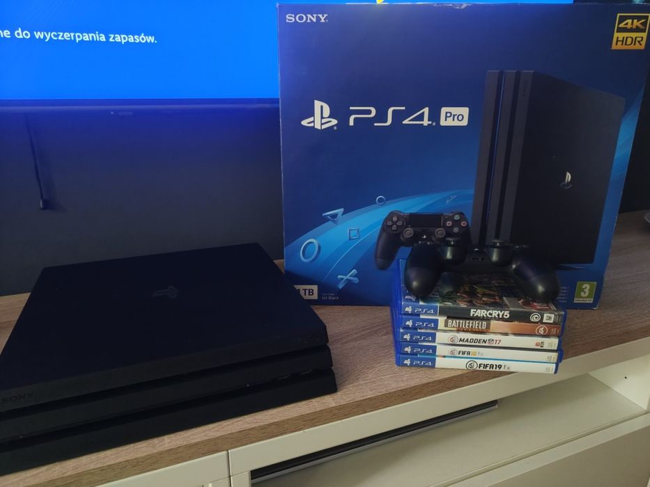 Konsola PS4 PRO komplet z padem i grami