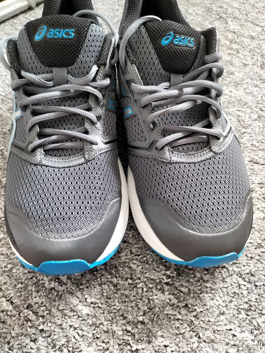 Buty sportowe Asics.