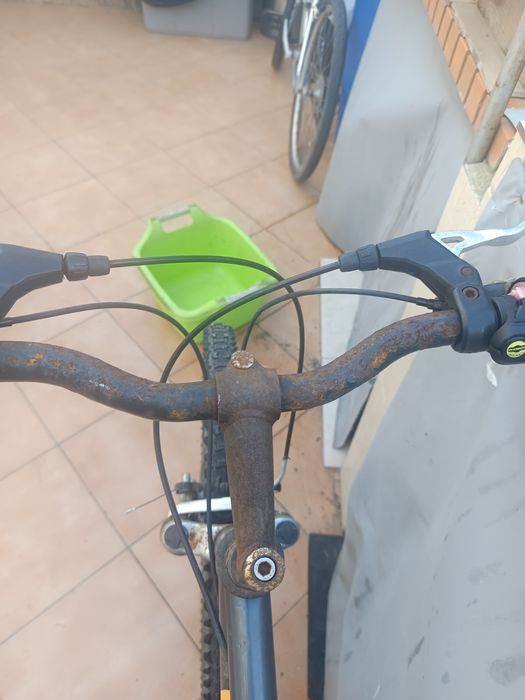 Bicicleta a pedais em estado médio