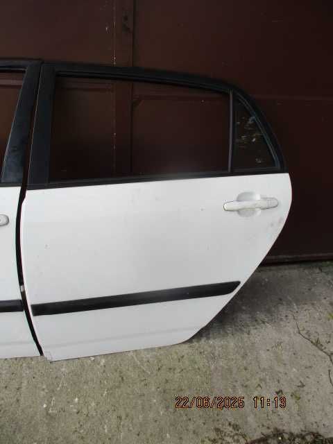 Toyot Corolla E-12 drzwi PRAWE TYLNE