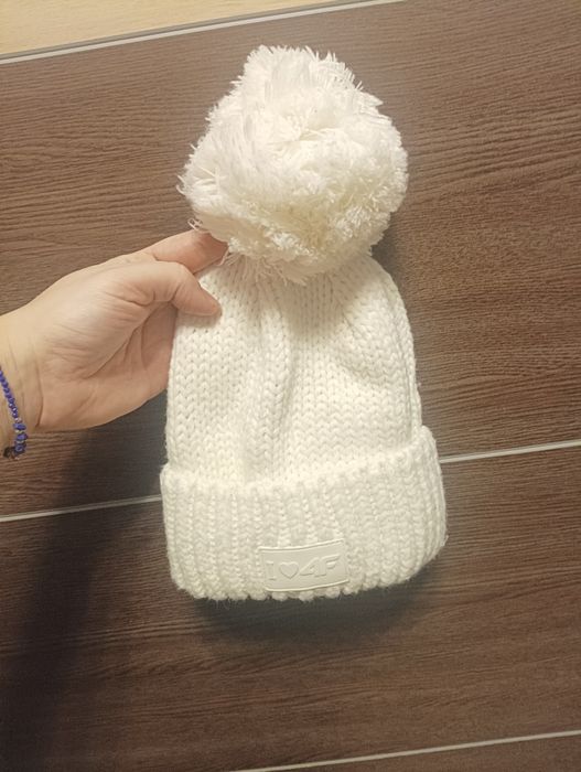 Biała dziecięca czapka 4f