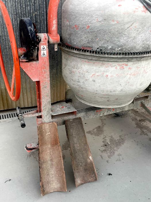 Telhas antigas canudas, retiradas de uma casa centenária