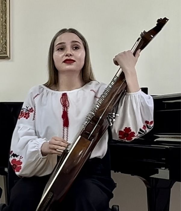 Уроки бандури, синтезатора та вокалу