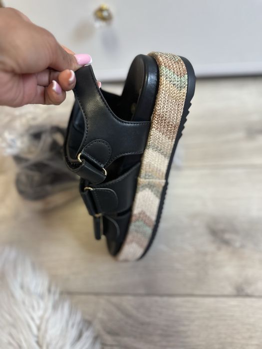 Czarne sandały Chanel na platformie