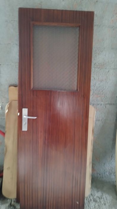 Portas de madeira com puxadores