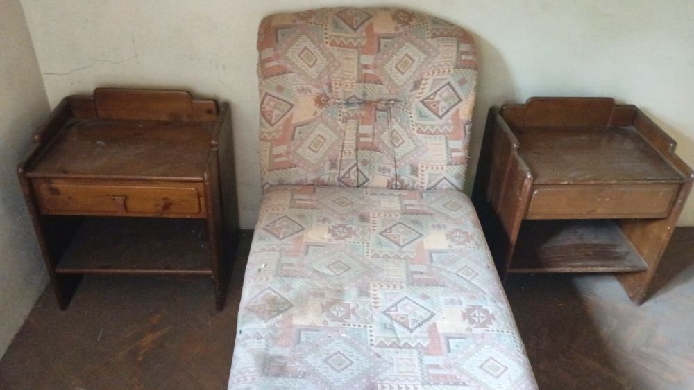 Mesinha cabeceira e sofá