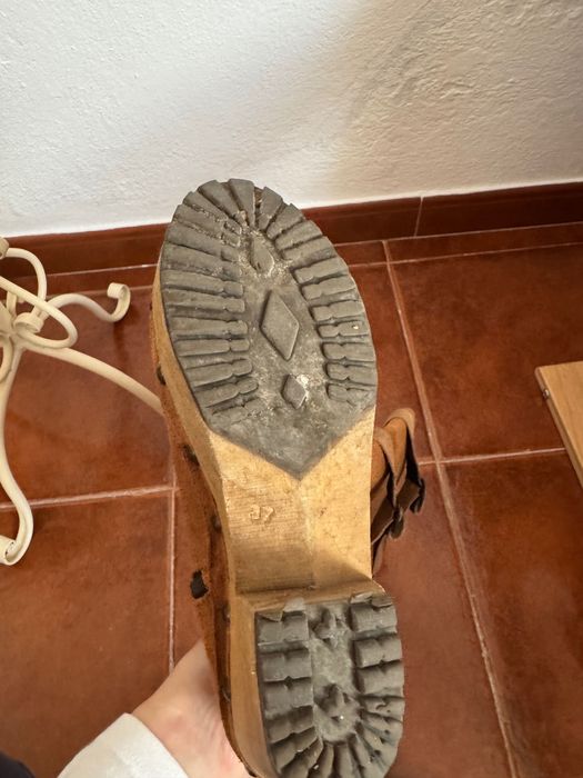 Botas com sola de madeira