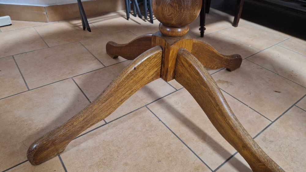 Drewniany okrągły stół z okleiną na blacie do renowacji