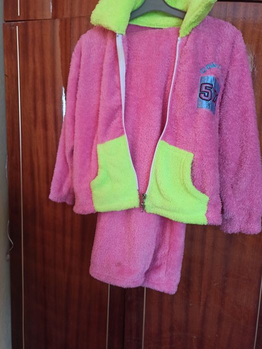 Тепленька піжамка для дівчинки 4-5-6 рочків. Нова
