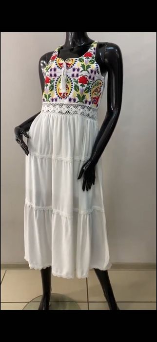 Сукня з вишивкою