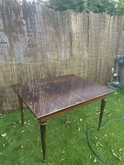 Mesa extensiva de madeira
