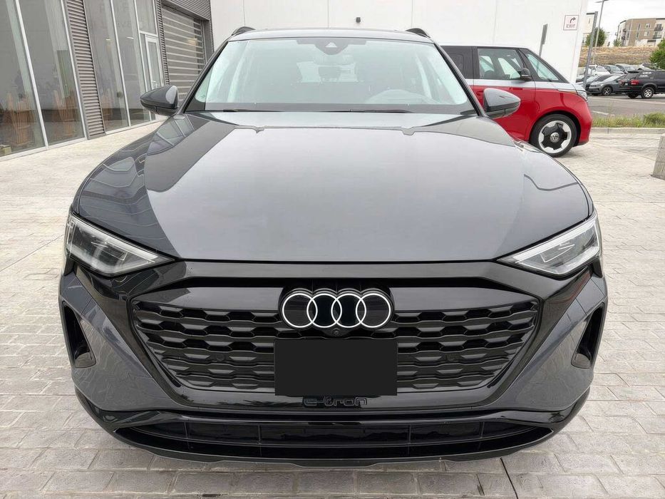 Audi Q8 E-Tron      2024