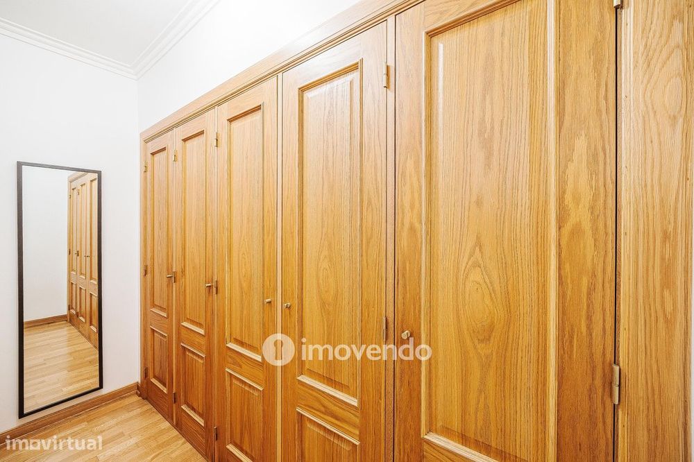 Apartamento T3 com estacionamento, no Condomínio Jardim da Lomba