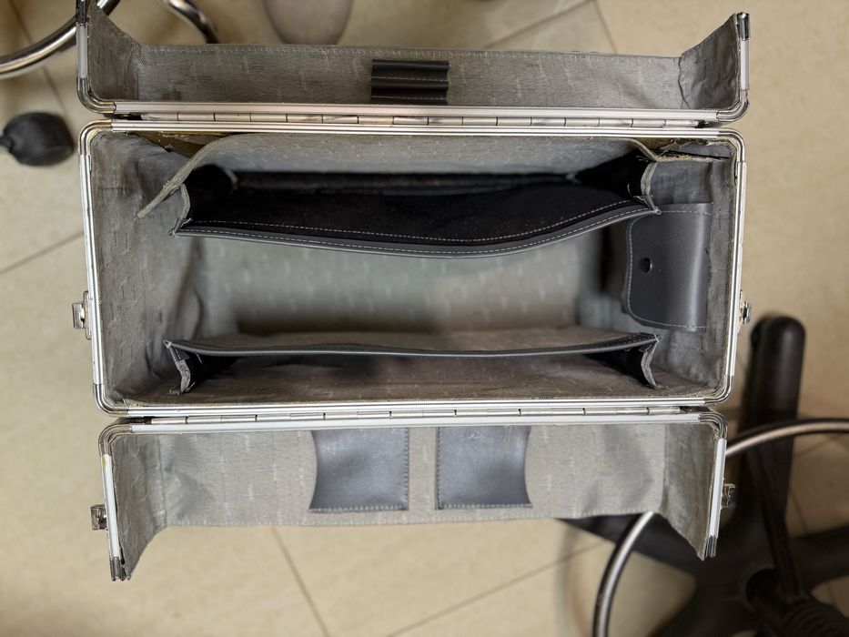 Кейс для парикмахера на колесах.