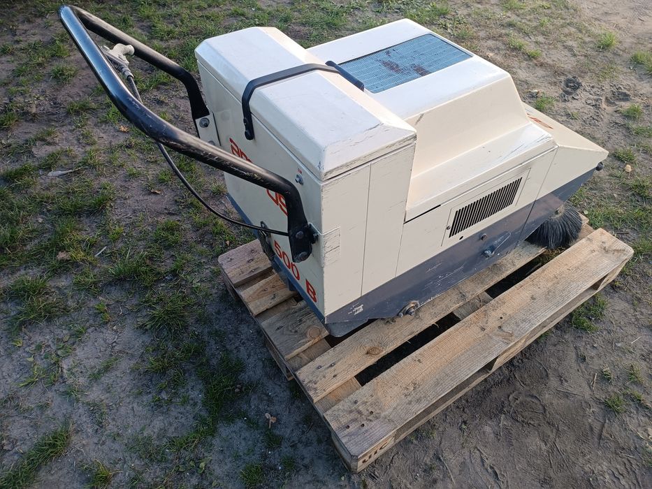 Zamiatarka spalinowa samojezdna zbierająca  amros nie Karcher