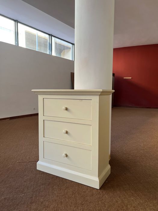 Comoda estreita com 3 gavetas