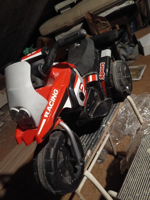 Dziecięcy motor na akumulator.