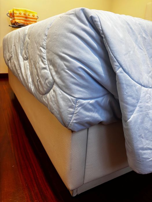 Cama sommlier em pele branca + estrado + colchão