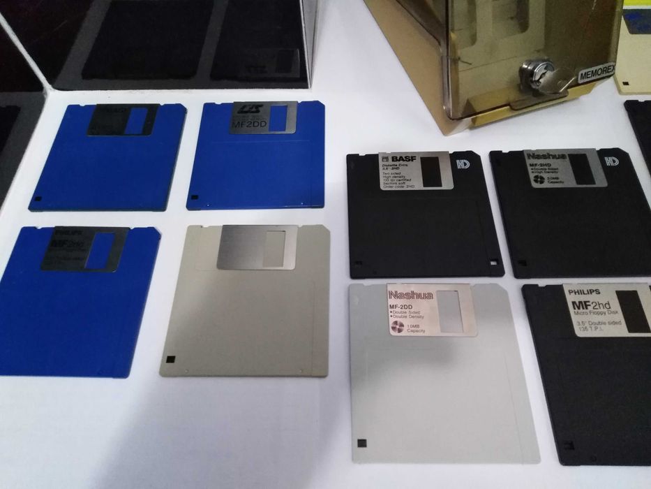 Disquetes/Disketes 20 unidades + Caixa Arquivadora com chave.