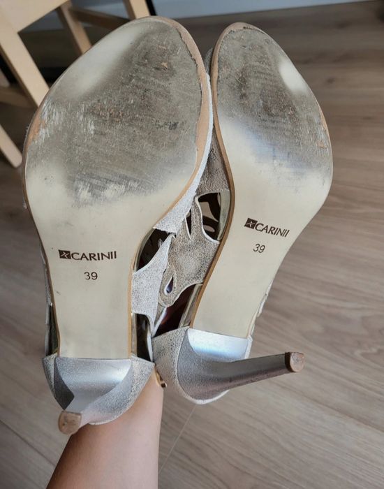 Sandały skórzane na szpilce Carinii 39