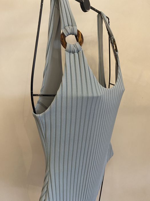 Cabides para roupa de mulher e fatos de banho