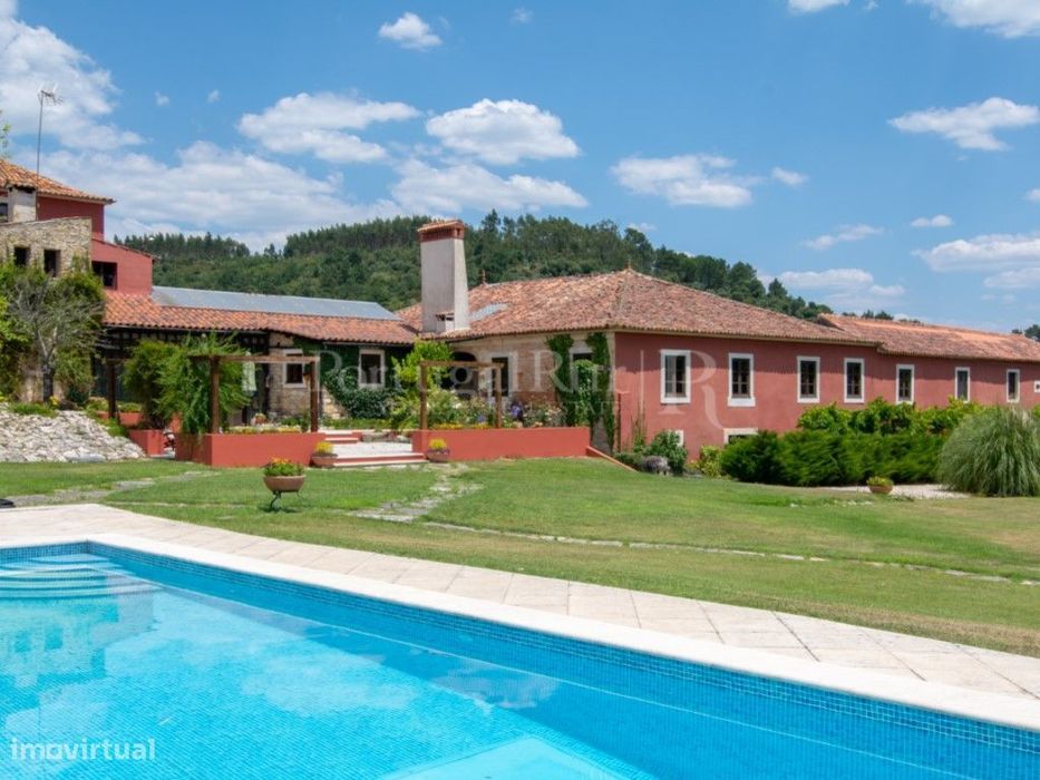 Quinta senhorial do séc. XVII recuperada com capela, jardim e piscina