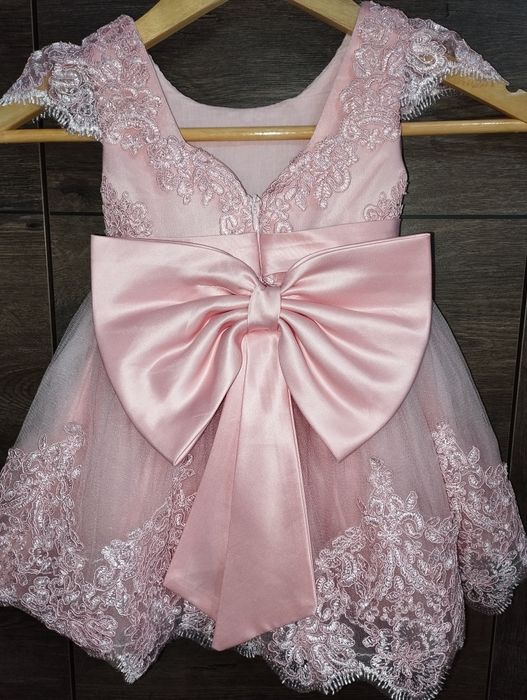 Piękna pudrowo różowa sukienka dla dziewczynki 86/92