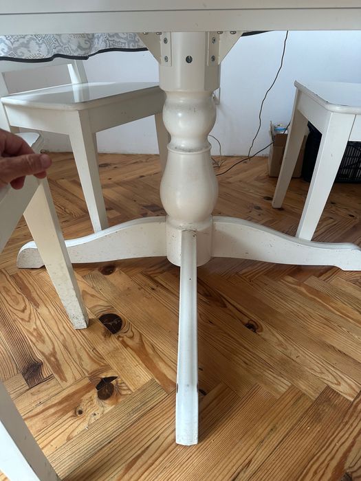 Conjunto de mesa e 4 cadeiras de madeira478456540793425924