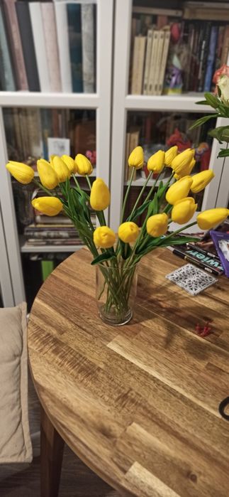 Bukiet tulipanów z wazonem