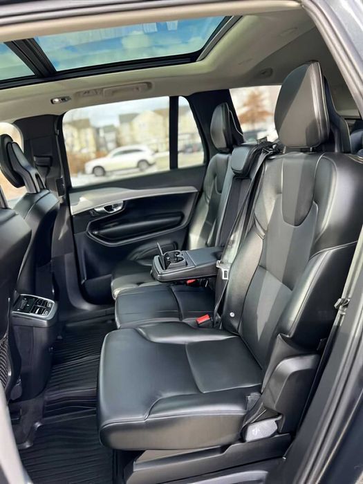 Volvo XC90      2021