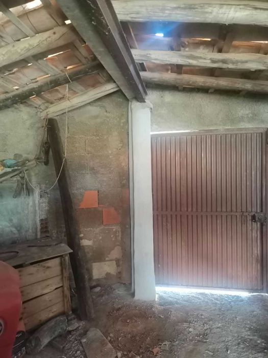 Vende-se casa para recuperar nos arredores de Almodôvar