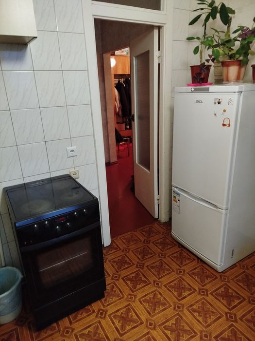 Сдам кімнату у 3- кімнатній квартирі на Виноградарі без господаря