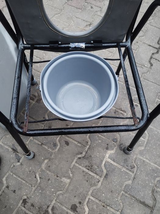 Pojemnik sanitarny. Wiaderko do krzesła,wózka toaletowego.