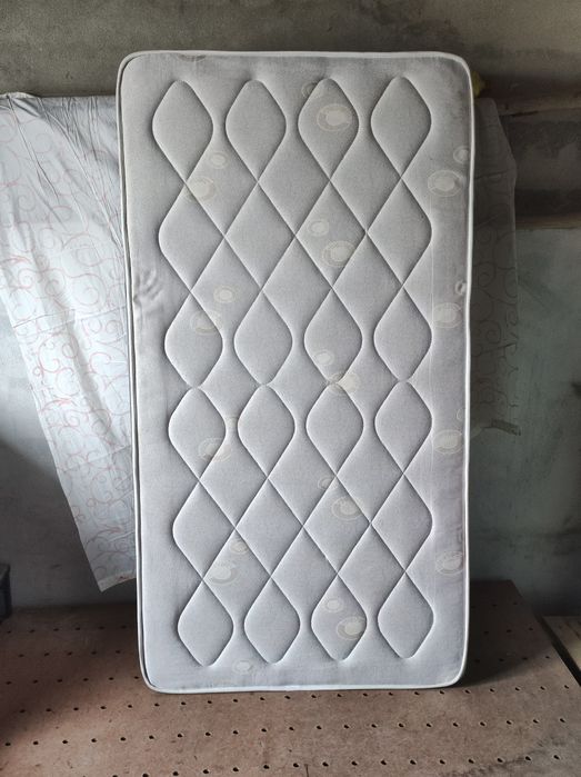 Cama de ferro solteiro