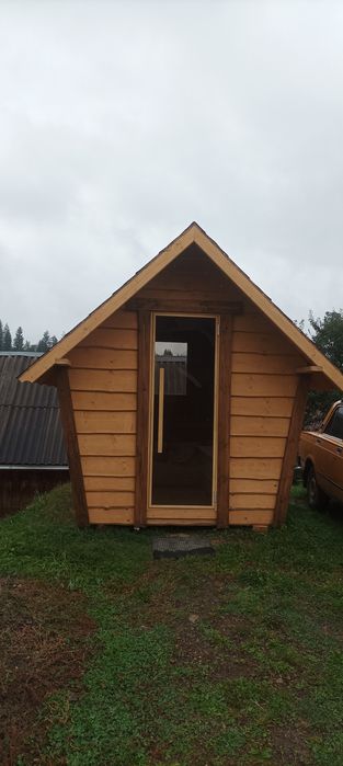 Дерев'яна Апі хатинка