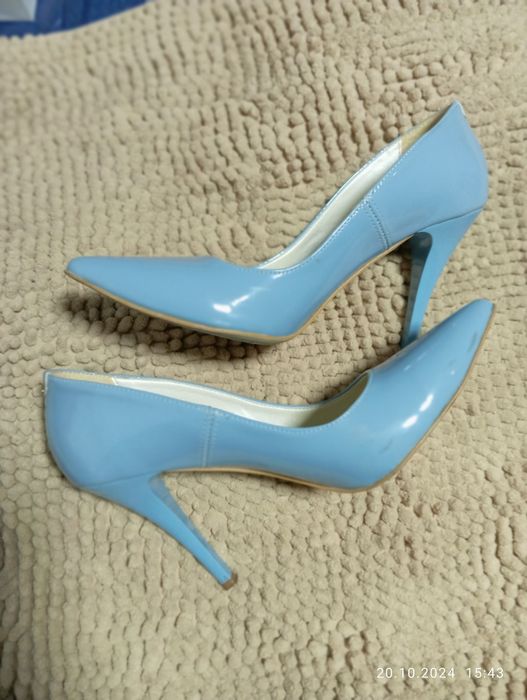 Blekitne lakierowane szpilki