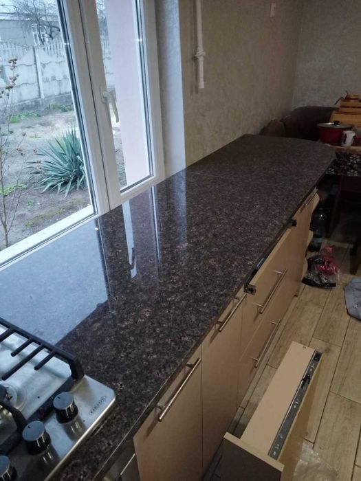 Підвіконня, стільниці, сходи та ін. вироби з граніту