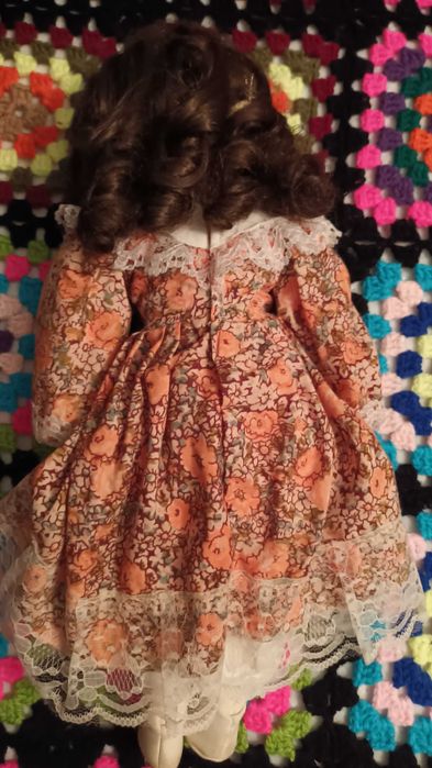 Boneca de porcelana de cabelo castanho