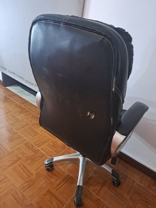 Cadeirão usado a precisar de pequenos reparos