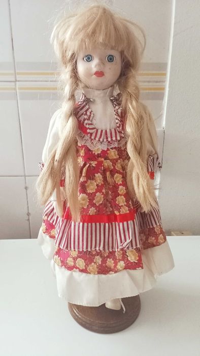 Boneca antiga em porcelana