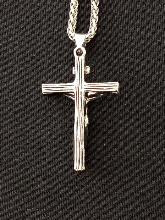 Tradycyjny naszyjnik krzyż z Jezusem, wisiorek z  łańcuszkiem