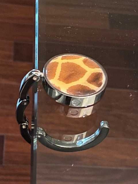 Gancho cabide para pendurar malas em mesa