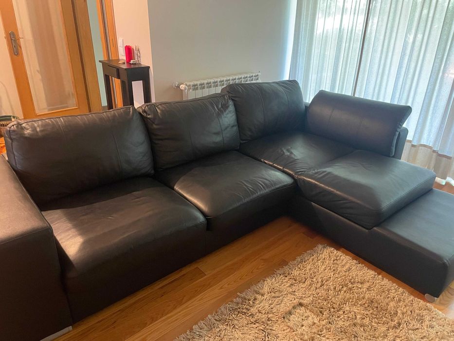 Vendo sofá de pele, preto, de 3 lugares com chaise loungue com avançado + 2 pufs.