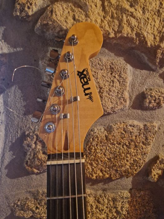 Guitarra Max Music estilo Stratocaster