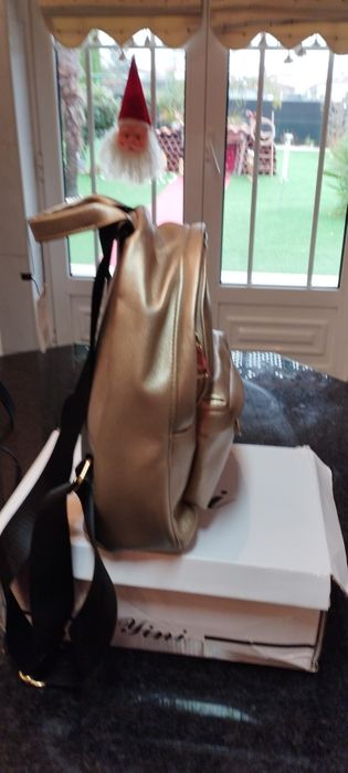 Mochila, com duas opções de uso na mão ou às costas