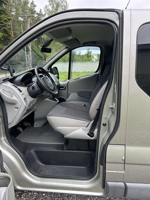 Wnajem auta Opel Vivaro Long 9 osobowy