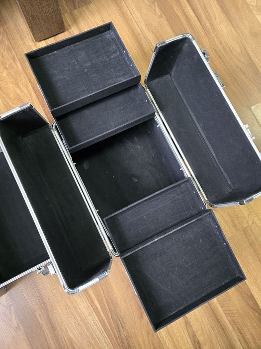 Walizka kosmetyczna ma kółkach